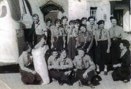 Girl Guides outside the George & Dragon with their bus & driver Jim Hughes c1958
