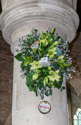 Greenery, lilies and cheese boxes on a pillar
