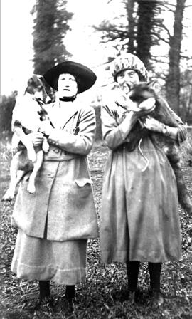 Freda Bradley'S Mother Phylis & Sister Lilian & Fox