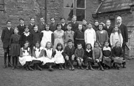 Mr Gordon and his class of children early 20th century. Picture from Gladys John
