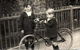 Godfrey and Jack Horne as children (2)