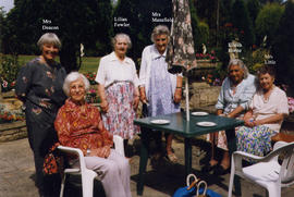 Bush Club outing to have tea at Horace Holifield's in Ramsden in 1999.