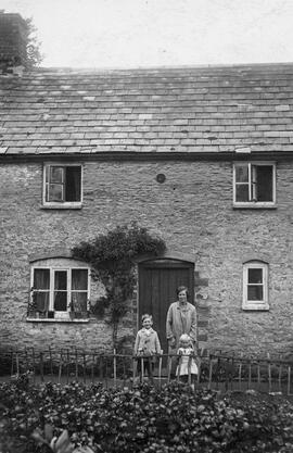 Lucy, Roy & Ruth Shergold